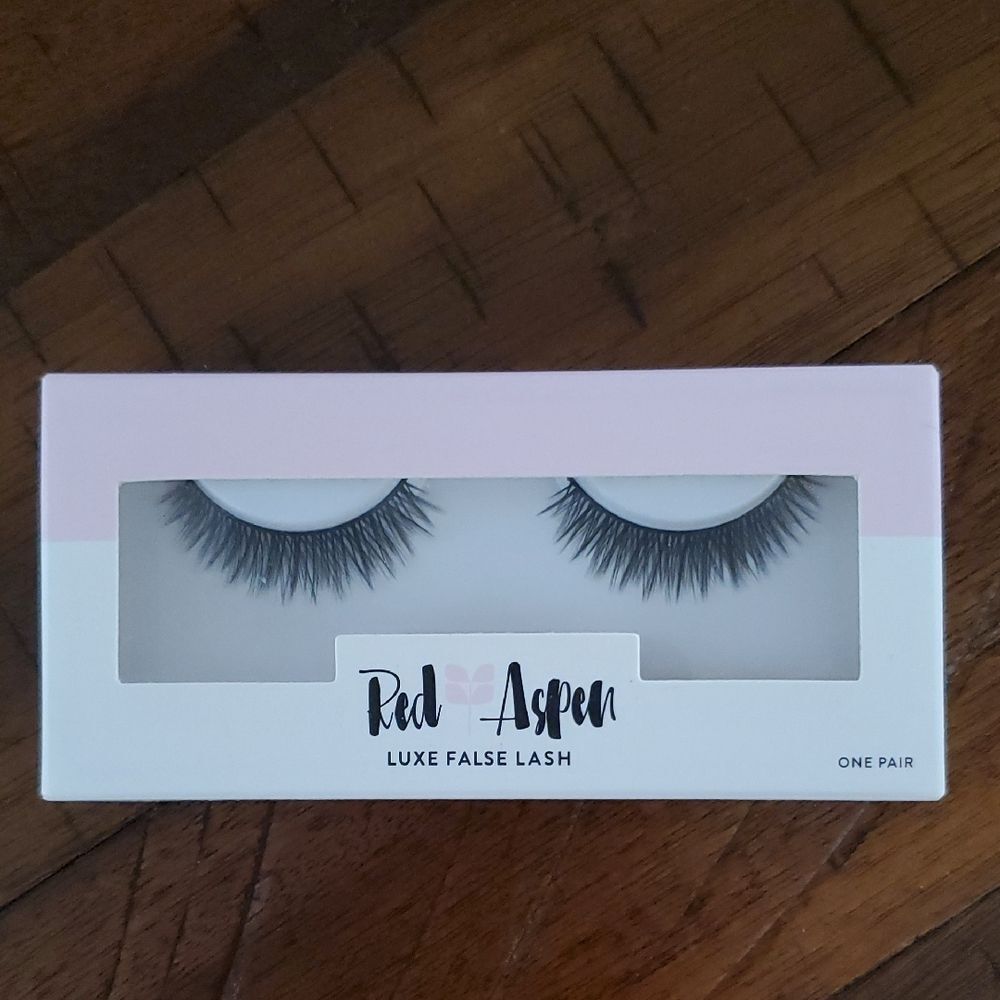 NIB Red Aspen Luxe False Lashes - Bella